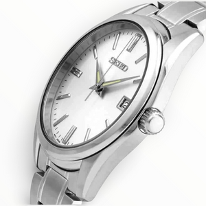 SUL EXTRAS Seiko Essentials Classic men's watch with a silver sunray dial, stainless steel case, and bracelet.