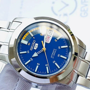 SUL EXTRAS Seiko 5 Speed Racer automatic watch with a blue dial, silver-tone bracelet, and motorsport-inspired details.