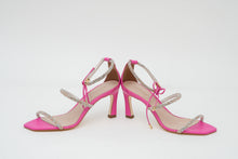 تحميل الصورة إلى عارض المعرض، Stylish Luz Da Lua SARAA NINA heels showcasing refined leather upper, classic pointed toe, and timeless elegant high heel design front view