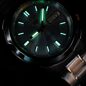 SUL EXTRAS Seiko 5 automatic watch with silver dial and glowing luminous hands and markers in low light
