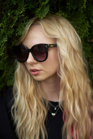 Sefsan BOBA black frame sunglasses with gradient smoke tinted lenses, stylish unisex design, and versatile casual-outdoor wear model side view