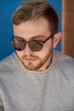 تحميل الصورة إلى عارض المعرض، Sefsan Chase sunglasses with black full-rim frame and smoke lenses, unisex modern design, lightweight and stylish for everyday wear model side view