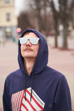 تحميل الصورة إلى عارض المعرض، Unisex Sefsan Deland sunglasses featuring sleek black frame, smoke lenses, and contemporary fashion-forward design model front view