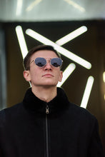 تحميل الصورة إلى عارض المعرض، Stylish Sefsan gold frame sunglasses with smoke lenses, modern frame, and unisex fashion accessory premium style full eye coverage model front view