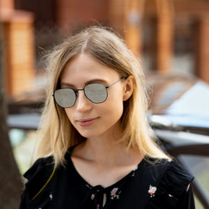 SUL EXTRAS Eternally minimalist geometric sunglasses with thin black metal frames and reflective lenses on a model