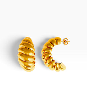 SUL EXTRAS gold ribbed hoop earrings with a sculptural, rounded architectural design on a white background
