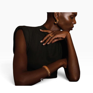 SUL EXTRAS Grace Set featuring gold ribbed hoop earrings, sculptural ring, and matching bracelet on a model