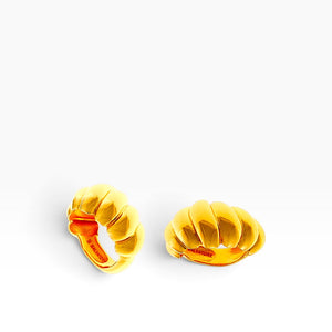 SUL EXTRAS Grace Set featuring gold ribbed hoop earrings with a matching sculptural ring in a polished finish.