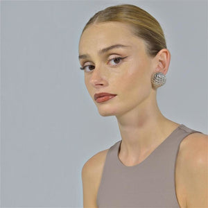 Model wearing SUL EXTRAS Madras Rhodum rhodium-plated stainless steel textured stud earrings