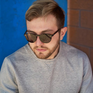 SUL EXTRAS model wearing SEFSAN aviation sunglasses with polarized lenses and a lightweight metal frame
