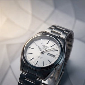 SUL EXTRAS Seiko 5 SNKL41J1 automatic watch with a sunburst silver dial and stainless steel oyster-style bracelet.