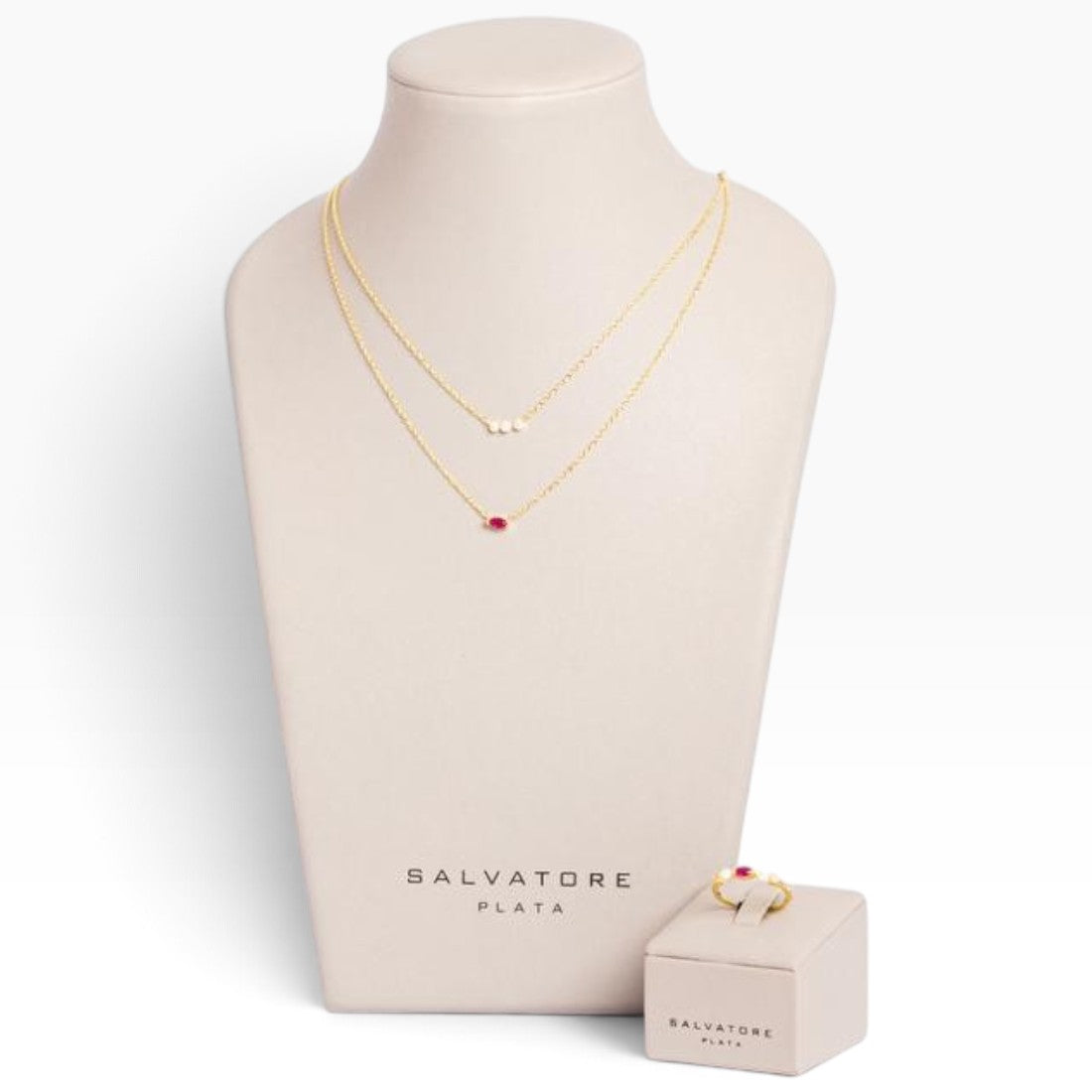 SUL EXTRAS SERALINE layered gold-plated necklace with pearls and red zirconia, displayed with matching ring on bust.