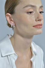 Load image into Gallery viewer, EARRING SILVER 925 RHODIUM STRIP FOUR CZ
