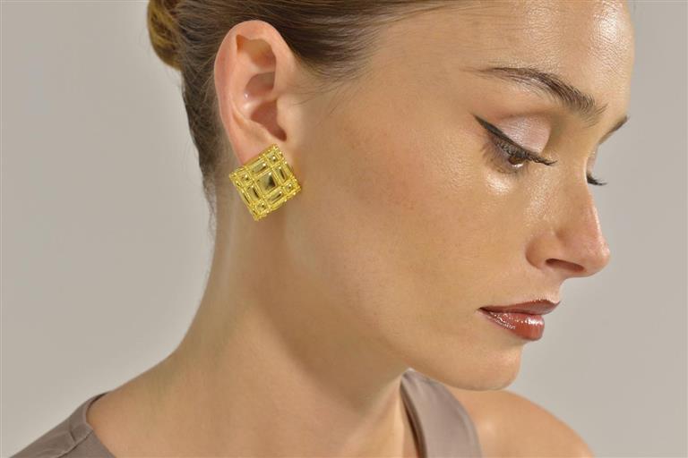 EARRING METAL PLATED GOLD DIAMOND TARTAN LOCK