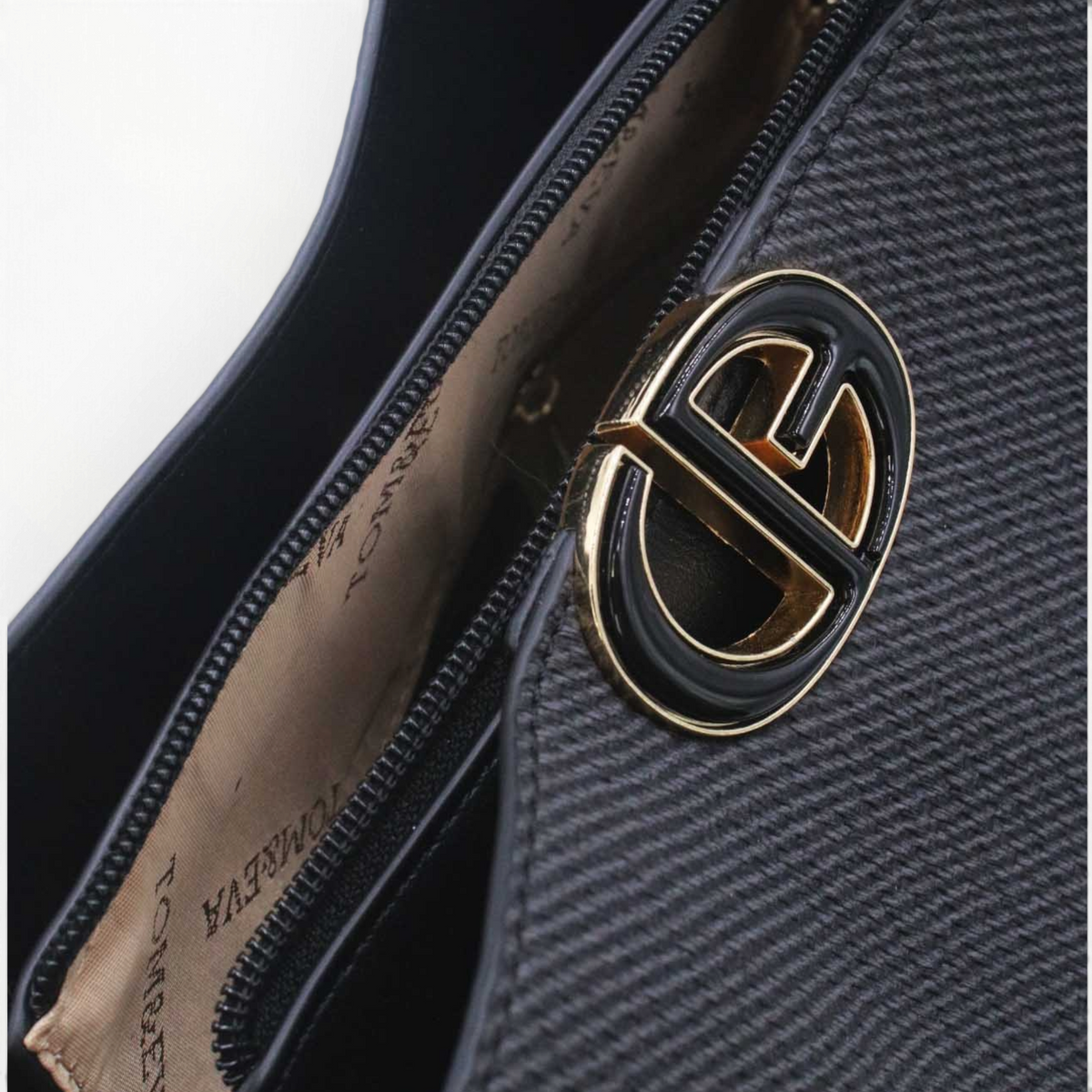SUL EXTRAS Margot bucket bag in black grained synthetic leather with gold-tone emblem and zipped interior compartment