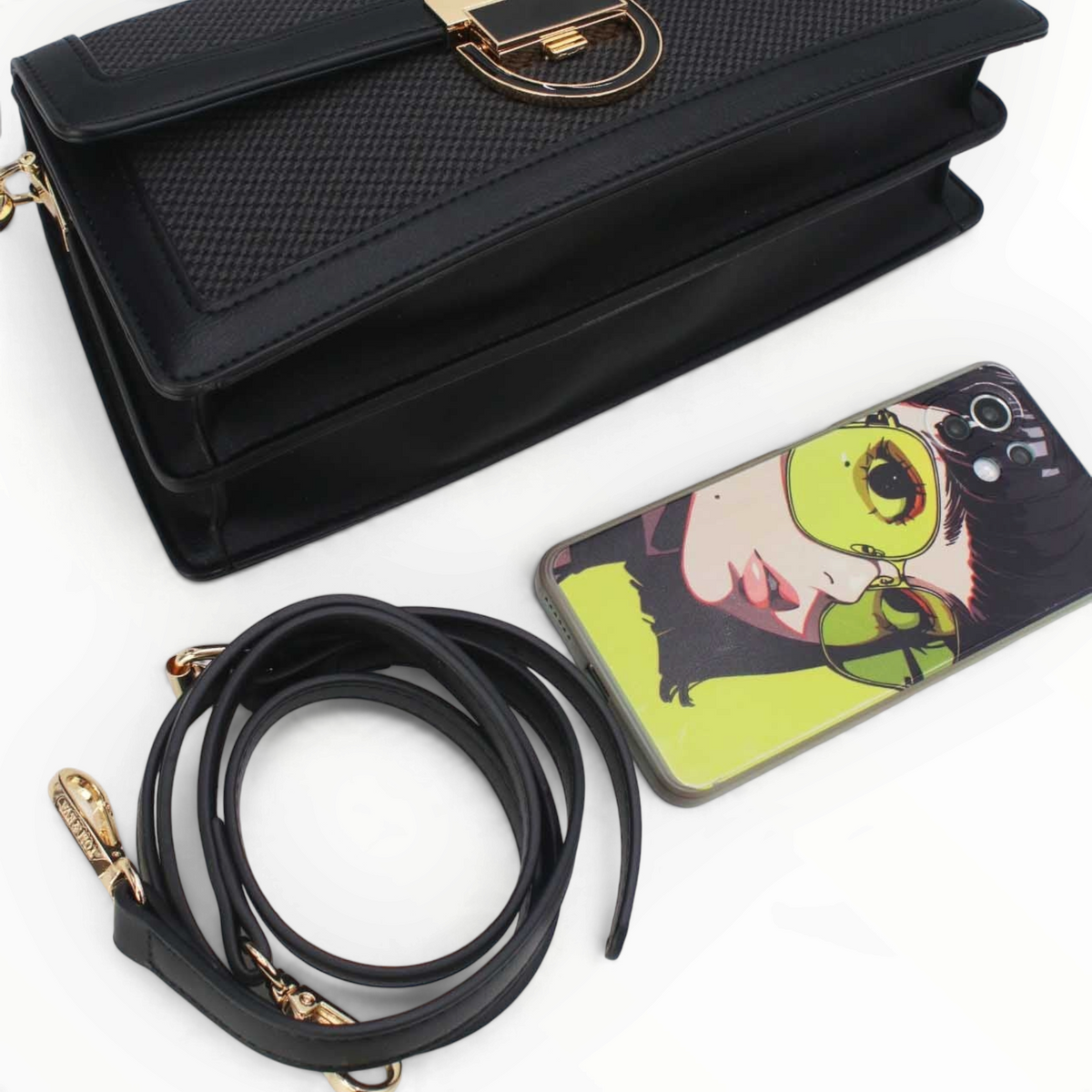 SUL EXTRAS Tom & Eva Riviera black shoulder bag with woven texture, gold-tone clasp, and detachable straps.