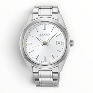 SUL EXTRAS Seiko Essentials Classic men's watch with a silver sunray dial, stainless steel bracelet, and date display.
