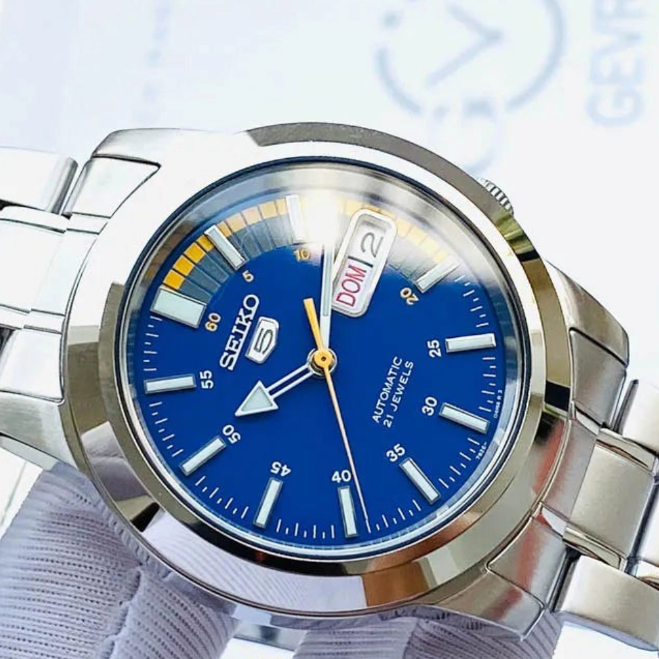 SUL EXTRAS Seiko 5 Speed Racer automatic watch with a blue dial, silver-tone bracelet, and motorsport-inspired details.