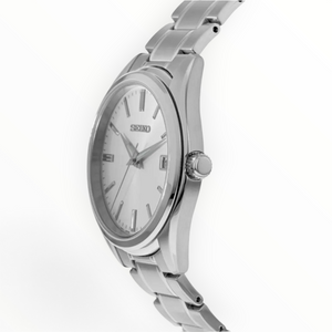 SUL EXTRAS Seiko Essentials Classic men's watch with silver sunray dial and stainless steel bracelet in side profile.