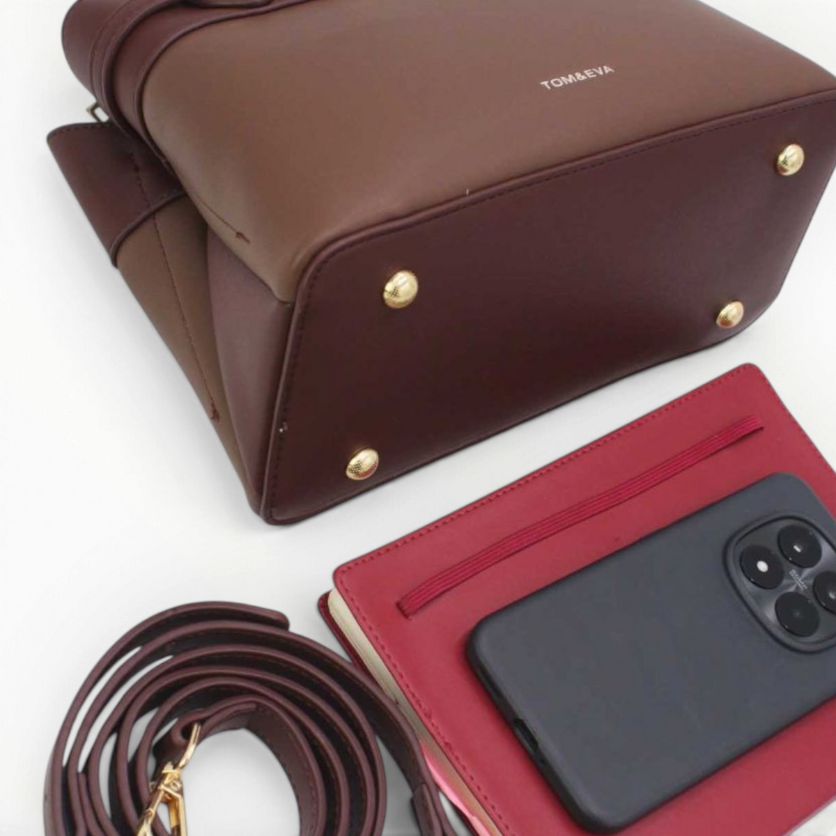 SUL EXTRAS Tom & Eva brown structured handbag with gold hardware, detachable strap, and accessories on white background