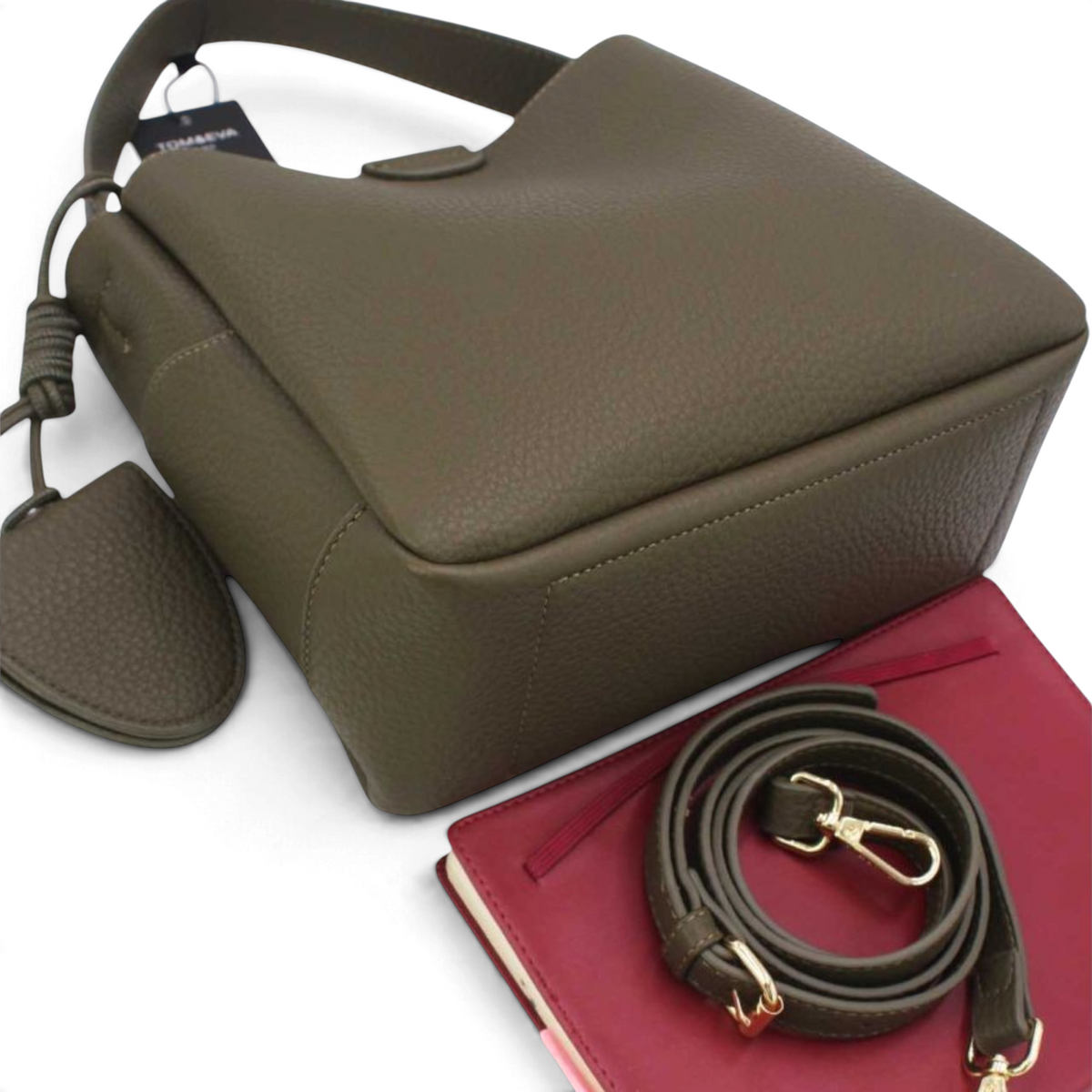 SUL EXTRAS Tom & Eva Noémie bucket bag in olive green with grained synthetic finish, key charm, and shoulder strap.