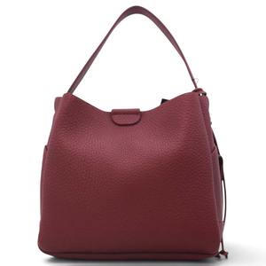 SUL EXTRAS Tom & Eva Noémie bucket bag in burgundy with a grained synthetic finish, short handle, and knotted detail.