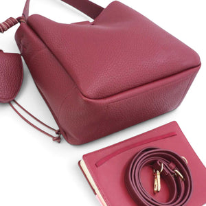 SUL EXTRAS Tom & Eva Noémie burgundy grained bucket bag with removable pouch, shoulder strap, and knotted charm