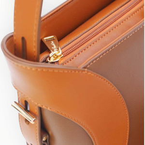 SUL EXTRAS Tom & Eva bucket bag in two-tone brown synthetic leather with gold zip closure and curved panel detail