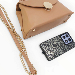 SUL EXTRAS Tom & Eva tan synthetic handbag with gold-tone hardware, top handle, and detachable chain shoulder strap.