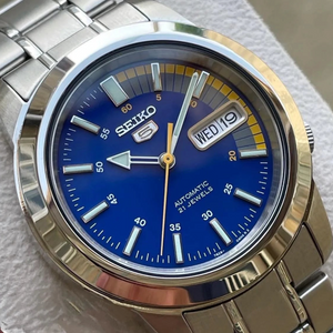 SUL EXTRAS Seiko 5 Speed Racer automatic watch with a blue dial, yellow accents, and silver-tone stainless steel band