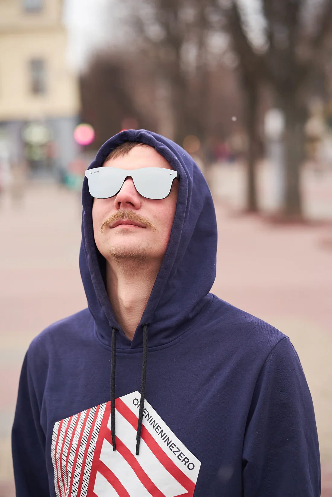 Unisex Sefsan Deland sunglasses featuring sleek black frame, smoke lenses, and contemporary fashion-forward design model front view 