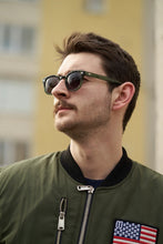 تحميل الصورة إلى عارض المعرض، Stylish Sefsan Yang sunglasses with acetate frame, CR39 anti-UV lenses, vintage-inspired design, and full-rim classic look green tortoise men/unisex side wide view
