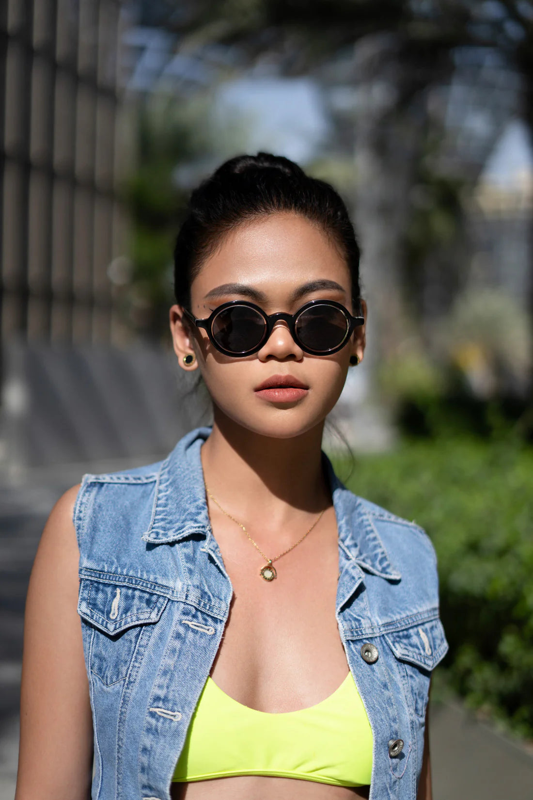 Unisex Sefsan Sphaira sunglasses featuring transparent black full-rim frame, clear smoke-tinted lenses, and contemporary casual style model front view 