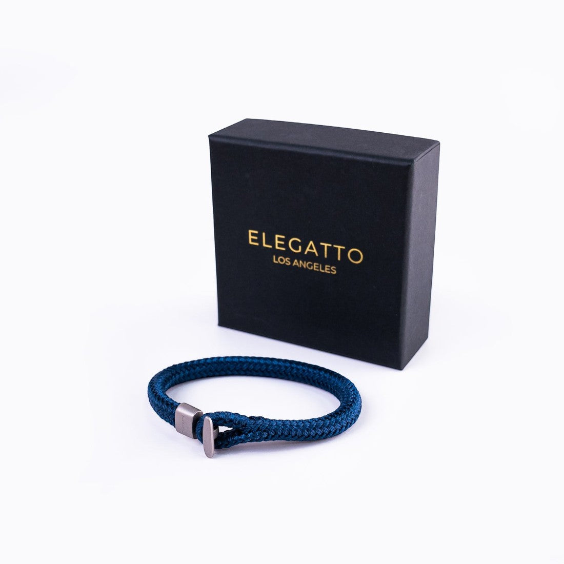 SUL EXTRAS Elegatto Voyage navy blue nautical yarn bracelet with a silver-plated shackle clasp and branded gift box.