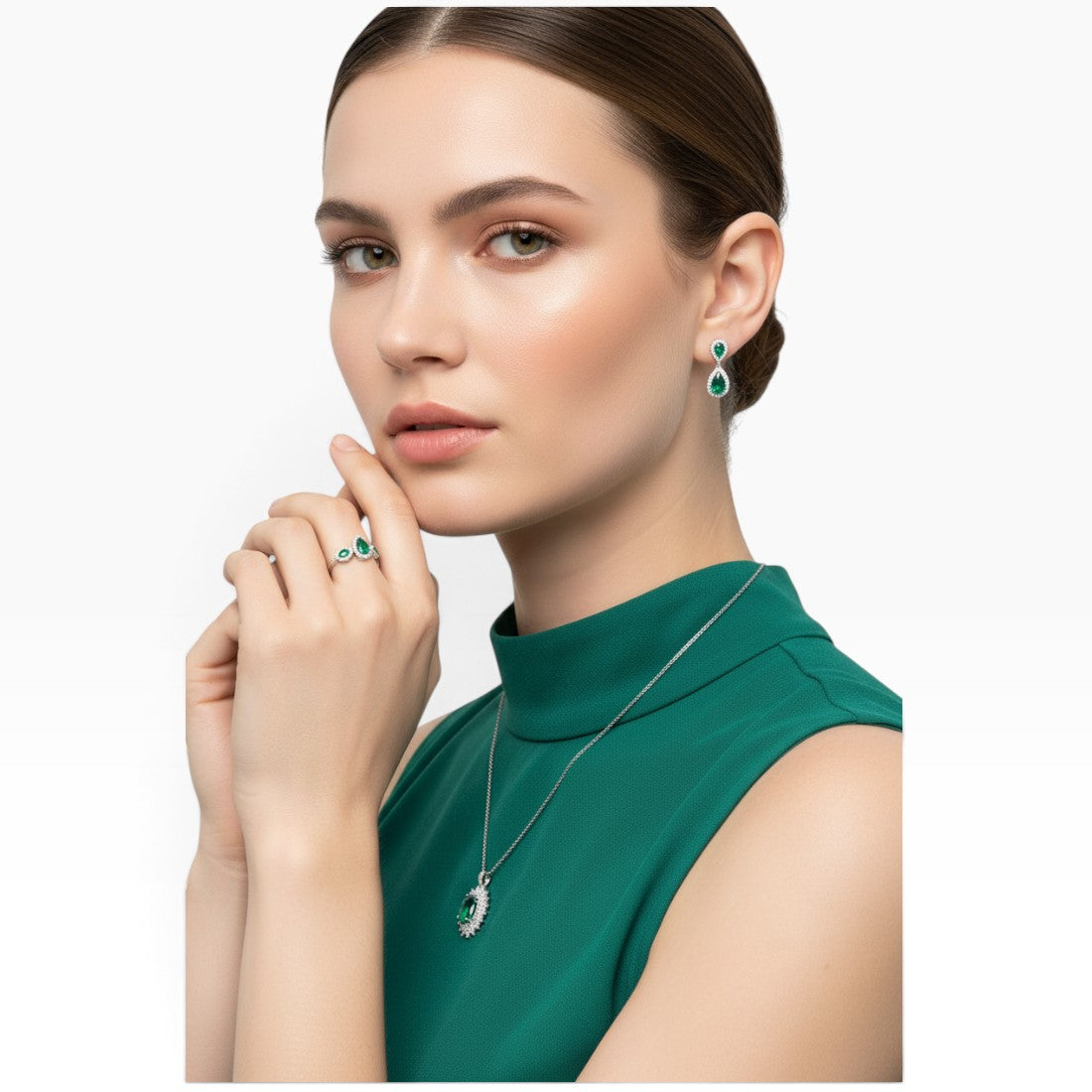 SUL EXTRAS emerald-inspired jewelry set featuring a halo pendant, pear drop earrings, and ring in rhodium-plated silver