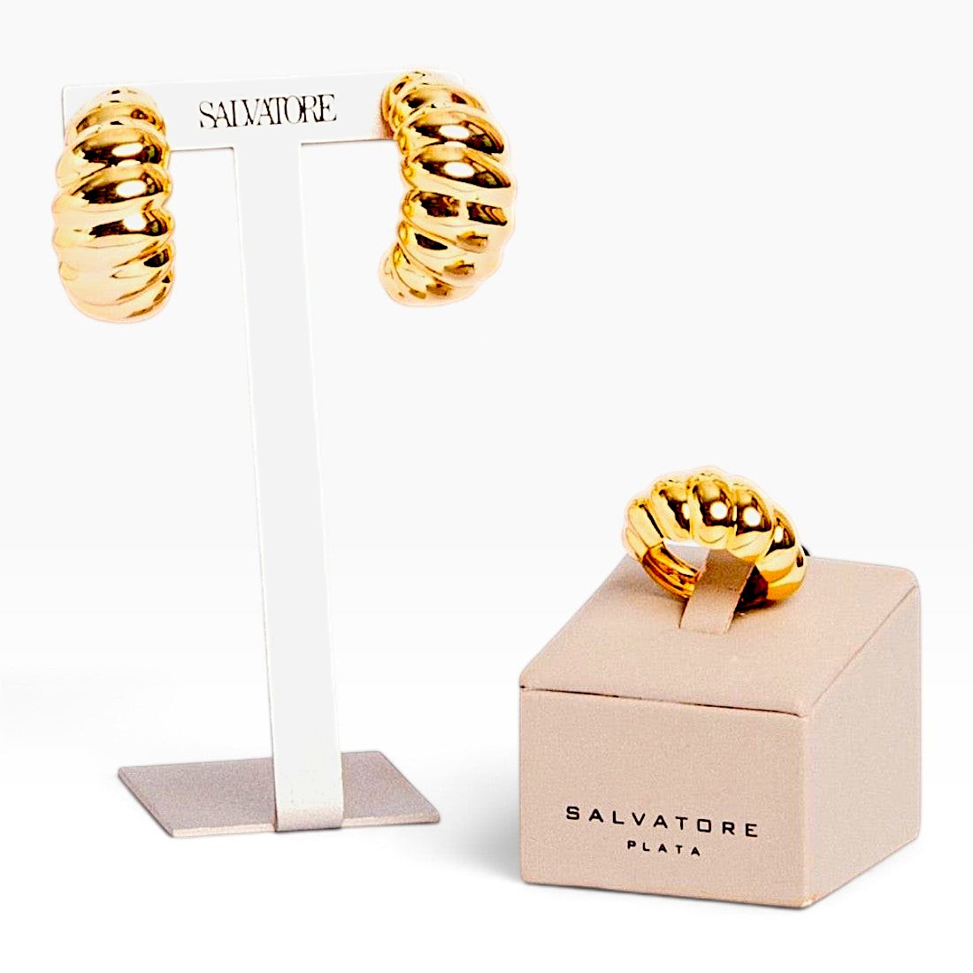 SUL EXTRAS Grace Set featuring gold-toned ribbed hoop earrings and a matching sculptural ring on display stands.