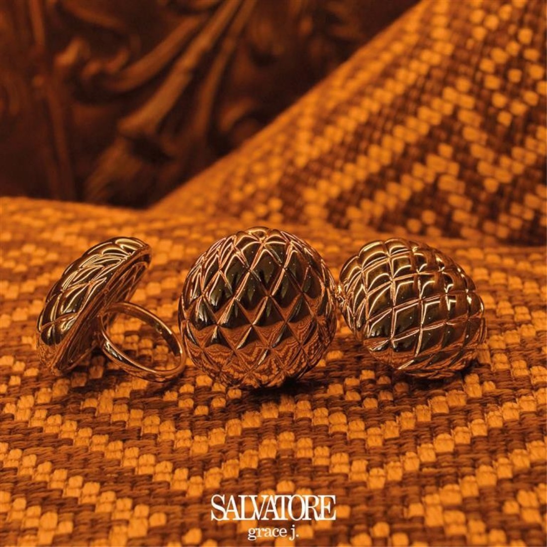 SUL EXTRAS Madras Rhodum jewelry set featuring a textured, quilted-pattern rhodium-plated ring and matching earrings.