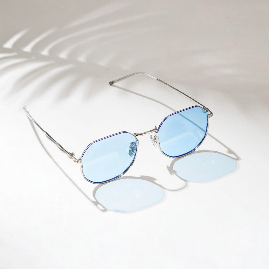 SUL EXTRAS Parade sunglasses featuring oversized geometric round blue lenses and a lightweight silver metal frame.