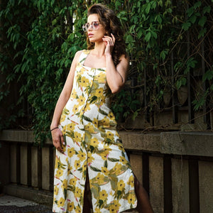 SUL EXTRAS Parade oversized geometric round sunglasses with UV protection worn by a woman in a floral summer dress.