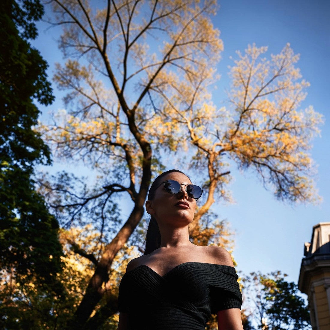 SUL EXTRAS Parade oversized geometric round sunglasses worn by a woman outdoors against a backdrop of trees