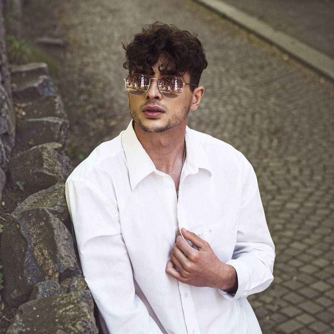 SUL EXTRAS Parade sunglasses with oversized geometric round frames and reflective lenses worn by a man in a white shirt
