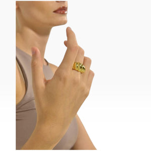 SUL EXTRAS Grace Set featuring a sculptural gold ribbed ring worn on a woman's finger with a refined aesthetic.
