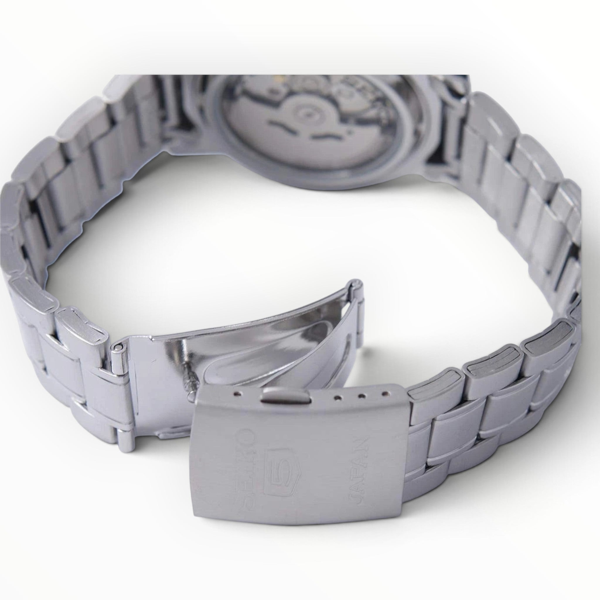 SUL EXTRAS Seiko 5 automatic watch showing the stainless steel bracelet, deployment clasp, and exhibition caseback.