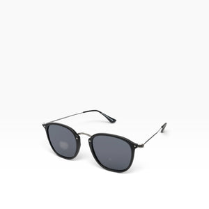 SUL EXTRAS Visi sunglasses featuring a shiny black rectangle frame with green lenses and metal stud details.