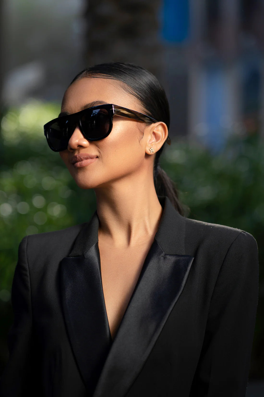 Unisex Sefsan Nehsan sunglasses featuring square D-frame, tinted smoke lenses, and stylish contemporary streetwear look moedel front view 