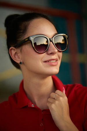 Sefsan BOBA black tortoise sunglasses with gradient smoke lenses, lightweight construction, and trendy unisex casual design model side view 