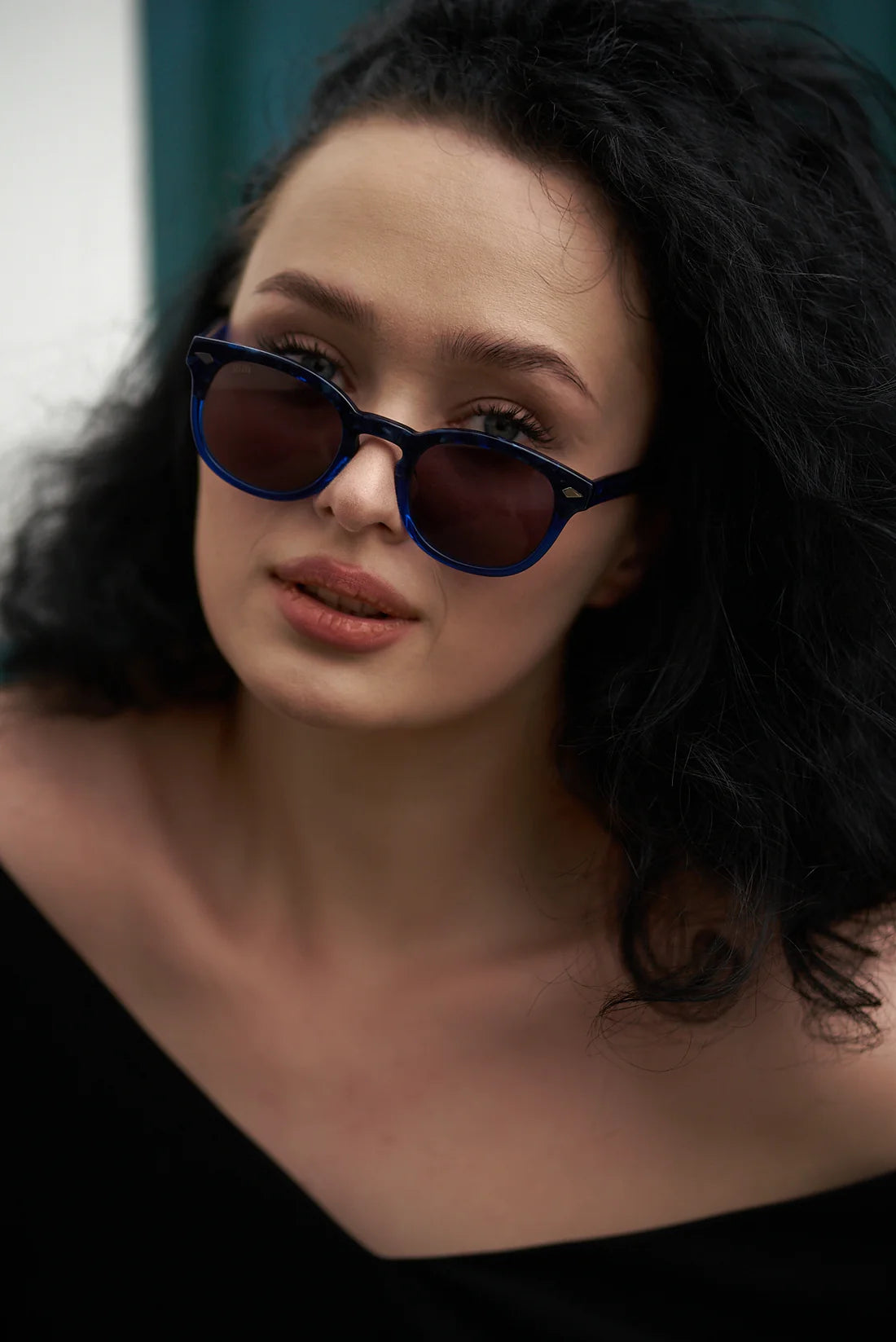 Sefsan Yang sunglasses with acetate frame, CR39 lenses, unisex design, modern style, and full UV protection for everyday wear front women